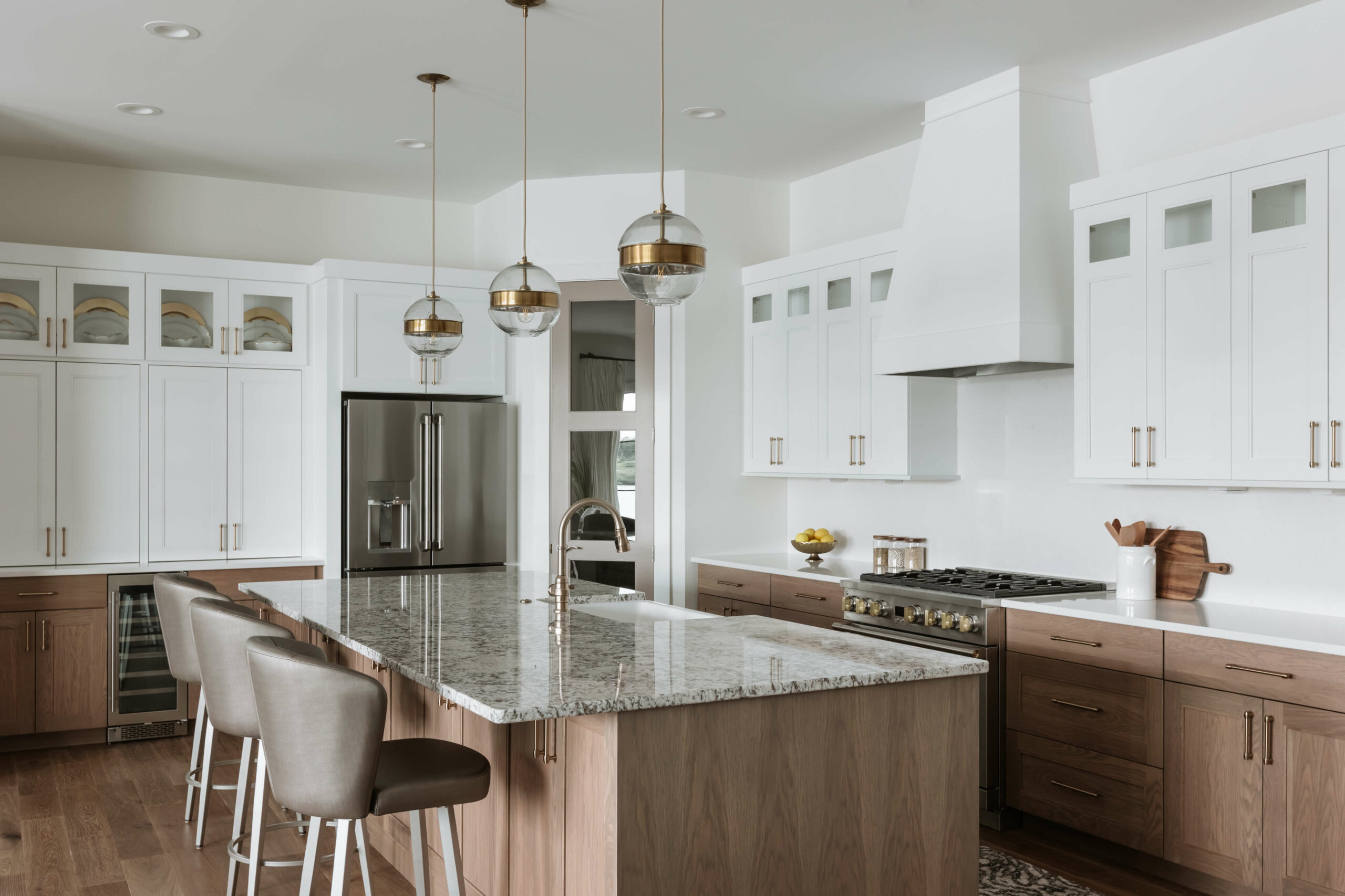 Bright Lake Home Kitchen