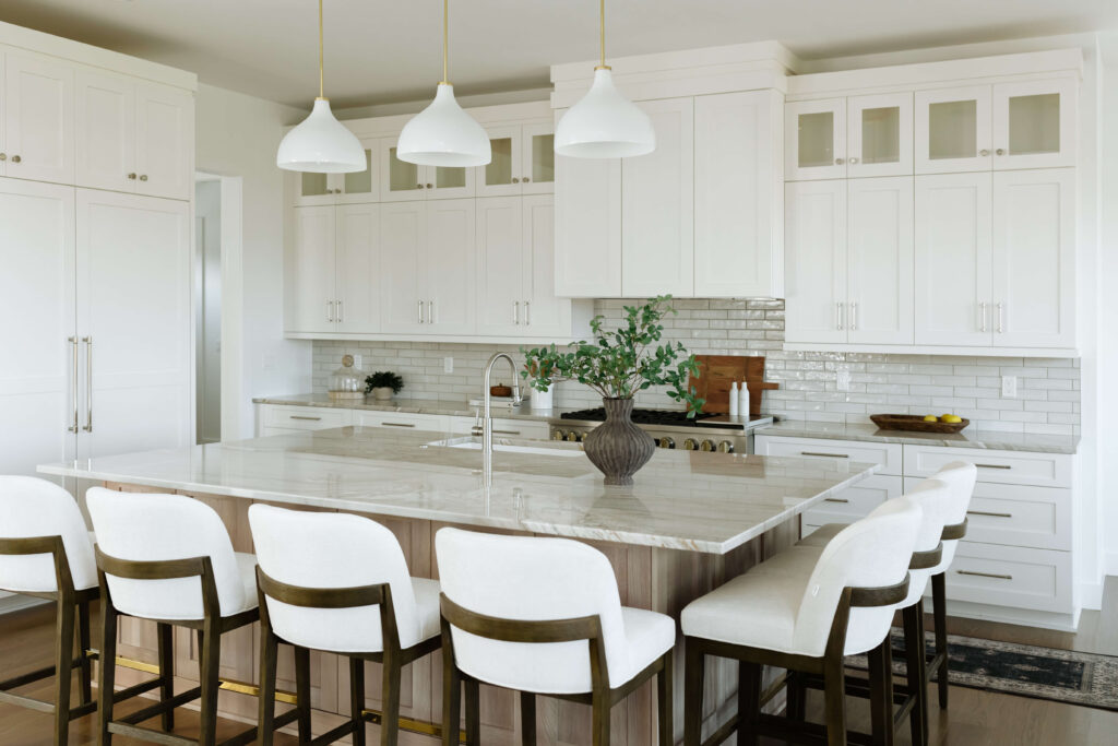 Quartzite-Wrapped Kitchen